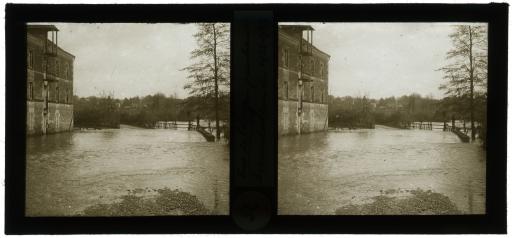 Le pont de Pilorge sous les inondations de 1922-1923. À gauche, la minoterie ?.